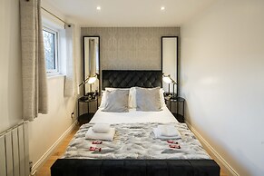 Charming 2-bed House in Central