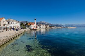 Apartment Antonio, on the Seafront With Garden