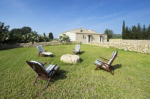 Tenuta busulmone Noto villa e piscina
