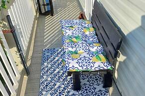 Family Caravan-pets-golden Palm-pool-arcades