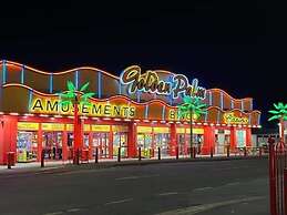 Family Caravan-pets-golden Palm-pool-arcades