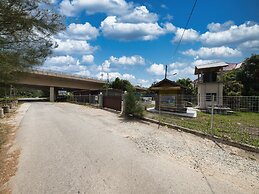 OYO 90960 Rajawali D'cabin Chalet Room