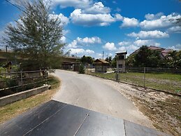 OYO 90960 Rajawali D'cabin Chalet Room