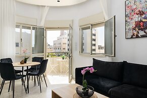 Bauhaus 2BR with Sea View by FeelHome