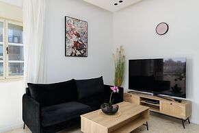 Bauhaus 2BR with Sea View by FeelHome