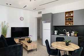 Bauhaus 2BR with Sea View by FeelHome