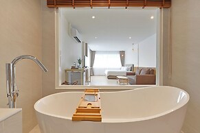 Ratchathewi Hyde Away