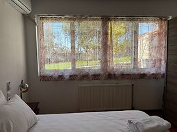 Skiathos Modern Garden Escape Apt