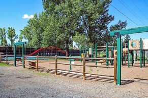 Deck & Golf Course Views: Munds Park Condo!