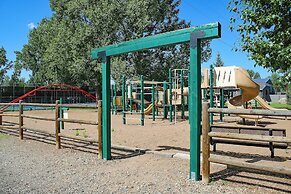 Deck & Golf Course Views: Munds Park Condo!