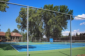 Deck & Golf Course Views: Munds Park Condo!