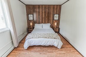 Parkstrip Place, Pet Friendly Downtown Home by RedAwning