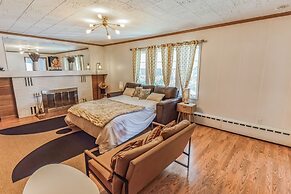 Parkstrip Place, Pet Friendly Downtown Home by RedAwning