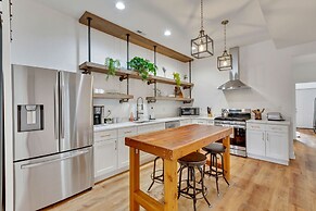 Bright Modern 4Bd 2Ba in the Heart of Wrigleyville by AllSet Turnover
