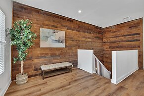 Bright Modern 4Bd 2Ba in the Heart of Wrigleyville by AllSet Turnover
