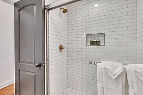 Bright Modern 4Bd 2Ba in the Heart of Wrigleyville by AllSet Turnover