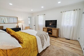 Urban Farmhouse With A Modernism Twist! 4 Bedroom Home by RedAwning