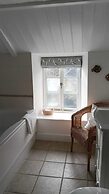 Cottages at the Lugger