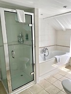 Cottages at the Lugger