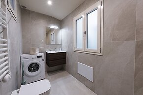 Mercato Contemporary Apartment by Mmega