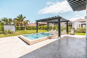 Bungallow w Pool bqq at Green Village BCA