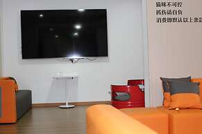 Orange Mingwu Hotel with Cat Cafe