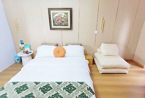 Orange Mingwu Hotel with Cat Cafe