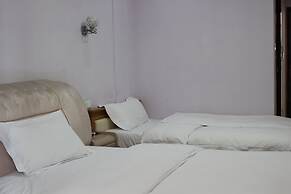 Orange Mingwu Hotel with Cat Cafe