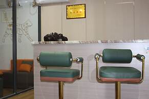 Orange Mingwu Hotel with Cat Cafe