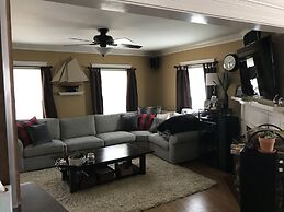 Beautiful Luxury Suite A Shorewood Home