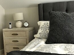 Beautiful Luxury Suite A Shorewood Home