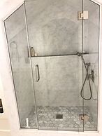 Beautiful Luxury Suite A Shorewood Home