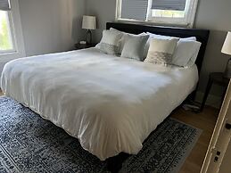 Beautiful Luxury Suite B Shorewood Home