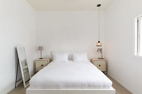 Vintage 3BR with Balcony by FeelHome