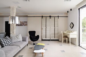 Vintage 3BR with Balcony by FeelHome