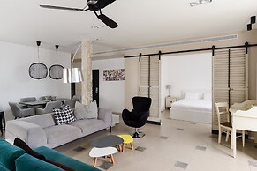 Vintage 3BR with Balcony by FeelHome