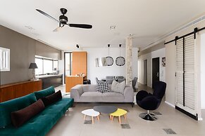 Vintage 3BR with Balcony by FeelHome