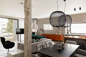 Vintage 3BR with Balcony by FeelHome