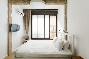 Vintage 3BR with Balcony by FeelHome