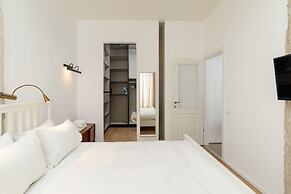 Vintage 3BR with Balcony by FeelHome