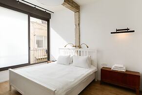 Vintage 3BR with Balcony by FeelHome