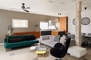 Vintage 3BR with Balcony by FeelHome