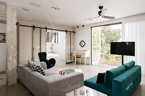 Vintage 3BR with Balcony by FeelHome