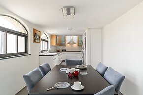 Luxury Duplex with Rooftop by FeelHome