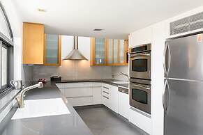 Luxury Duplex with Rooftop by FeelHome