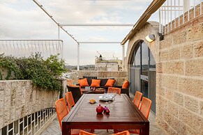 Luxury Duplex with Rooftop by FeelHome