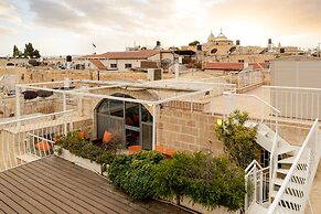 Luxury Duplex with Rooftop by FeelHome