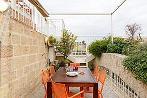 Luxury Duplex with Rooftop by FeelHome