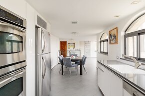 Luxury Duplex with Rooftop by FeelHome