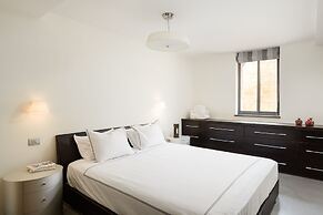 Luxury Duplex with Rooftop by FeelHome